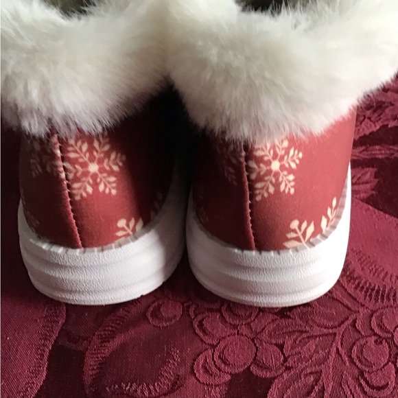Christmas Gnome Slippers with Faux Fur - Picture 4 of 4